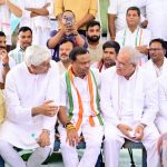 तीन मांगों पर सहमति: बैज और टीएस बाबा ने एक-दूसरे को नारियल पानी पिलाकर खत्म कराया प्रदर्शन