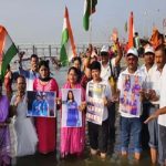 महामुकाबले से पहले प्रार्थना: पाकिस्तान के खिलाफ भारतीय बेटियों की जीत के लिए गंगा पूजन, फैंस बोले– ‘हरमनप्रीत-स्मृति करेंगी कमाल’ महिला टी20 विश्व कप 2026 में आज भारत और पाकिस्तान के बीच होने वाले हाई-वोल्टेज महामुकाबले को लेकर पूरे देश में रोमांच चरम पर है। चिर-प्रतिद्वंद्वी पाकिस्तान के खिलाफ भारतीय महिला क्रिकेट टीम की जीत के लिए देश भर में दुआओं का दौर जारी है। प्रयागराज में फैंस ने भारतीय टीम की खिलाड़ियों के पोस्टर्स हाथों में लेकर गंगा नदी में उतरकर विशेष पूजन और भव्य आरती की। फैंस को पूरा भरोसा है कि भारत की बेटियां मैदान पर दमदार प्रदर्शन कर देश का नाम रोशन करेंगी।  इस कड़ी टक्कर को लेकर राजस्थान के चूरू में महिला क्रिकेट फैंस का उत्साह देखते ही बन रहा है। फैंस का कहना है कि जब भी भारत-पाकिस्तान का मैच होता है, तो रोमांच का स्तर अलग ही होता है। फैंस ने उम्मीद जताई कि कप्तान हरमनप्रीत कौर और सलामी बल्लेबाज स्मृति मंधाना का बल्ला जमकर गरजेगा और मैदान पर चौके-छक्कों की बरसात होगी। कुछ फैंस ने इस मुकाबले में टॉस की भूमिका को भी बेहद अहम बताया।  आंकड़ों की बात करें तो टी20 इंटरनेशनल क्रिकेट में हरमनप्रीत कौर की अगुवाई में भारतीय टीम का पलड़ा पाकिस्तान पर हमेशा भारी रहा है। दोनों टीमों के बीच अब तक कुल 16 टी20 मुकाबले खेले गए हैं, जिनमें से 13 मैचों में भारत ने शानदार जीत दर्ज की है, जबकि पाकिस्तान को सिर्फ 3 मैचों में सफलता मिली है। दोनों टीमों के बीच आखिरी भिड़ंत 2024 के टी20 वर्ल्ड कप में हुई थी, जहां भारत ने पाकिस्तान को 6 विकेट से धूल चटाई थी। आज भी भारतीय टीम अपने इसी दबदबे को कायम रखने के इरादे से मैदान पर उतरेगी, जहां बल्लेबाजी में शेफाली वर्मा और जेमिमा रोड्रिग्स तथा गेंदबाजी में रेणुका सिंह और क्रांति गौड़ की जोड़ी पर सबकी नजरें टिकी होंगी।