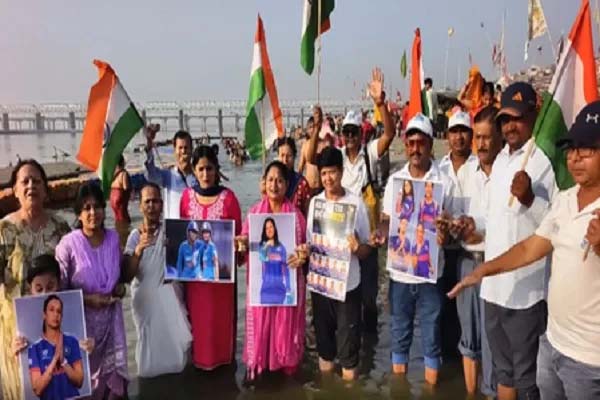 महामुकाबले से पहले प्रार्थना: पाकिस्तान के खिलाफ भारतीय बेटियों की जीत के लिए गंगा पूजन, फैंस बोले– ‘हरमनप्रीत-स्मृति करेंगी कमाल’ महिला टी20 विश्व कप 2026 में आज भारत और पाकिस्तान के बीच होने वाले हाई-वोल्टेज महामुकाबले को लेकर पूरे देश में रोमांच चरम पर है। चिर-प्रतिद्वंद्वी पाकिस्तान के खिलाफ भारतीय महिला क्रिकेट टीम की जीत के लिए देश भर में दुआओं का दौर जारी है। प्रयागराज में फैंस ने भारतीय टीम की खिलाड़ियों के पोस्टर्स हाथों में लेकर गंगा नदी में उतरकर विशेष पूजन और भव्य आरती की। फैंस को पूरा भरोसा है कि भारत की बेटियां मैदान पर दमदार प्रदर्शन कर देश का नाम रोशन करेंगी।  इस कड़ी टक्कर को लेकर राजस्थान के चूरू में महिला क्रिकेट फैंस का उत्साह देखते ही बन रहा है। फैंस का कहना है कि जब भी भारत-पाकिस्तान का मैच होता है, तो रोमांच का स्तर अलग ही होता है। फैंस ने उम्मीद जताई कि कप्तान हरमनप्रीत कौर और सलामी बल्लेबाज स्मृति मंधाना का बल्ला जमकर गरजेगा और मैदान पर चौके-छक्कों की बरसात होगी। कुछ फैंस ने इस मुकाबले में टॉस की भूमिका को भी बेहद अहम बताया।  आंकड़ों की बात करें तो टी20 इंटरनेशनल क्रिकेट में हरमनप्रीत कौर की अगुवाई में भारतीय टीम का पलड़ा पाकिस्तान पर हमेशा भारी रहा है। दोनों टीमों के बीच अब तक कुल 16 टी20 मुकाबले खेले गए हैं, जिनमें से 13 मैचों में भारत ने शानदार जीत दर्ज की है, जबकि पाकिस्तान को सिर्फ 3 मैचों में सफलता मिली है। दोनों टीमों के बीच आखिरी भिड़ंत 2024 के टी20 वर्ल्ड कप में हुई थी, जहां भारत ने पाकिस्तान को 6 विकेट से धूल चटाई थी। आज भी भारतीय टीम अपने इसी दबदबे को कायम रखने के इरादे से मैदान पर उतरेगी, जहां बल्लेबाजी में शेफाली वर्मा और जेमिमा रोड्रिग्स तथा गेंदबाजी में रेणुका सिंह और क्रांति गौड़ की जोड़ी पर सबकी नजरें टिकी होंगी।