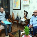’राज्यपाल रमेन डेका से मुख्य सचिव ने सौजन्य भेंट की’