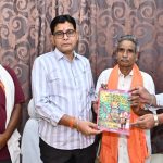 ​’बिरहोर जननायक’ पुस्तक का विमोचन: मंत्री टंक राम वर्मा को लेखक डॉ. लोकेश पटेल ने भेंट की प्रति