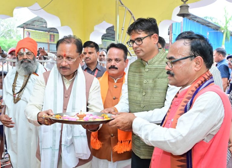 मुख्यमंत्री साय ने भिखमपुरा के पंचमुखी सिद्ध हनुमान मंदिर में की पूजा-अर्चना प्रदेशवासियों की सुख-समृद्धि, खुशहाली और मंगलमय जीवन की कामना की