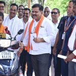 दिव्यांग द्वारा समस्या बताने पर डिप्टी सीएम शर्मा ने अगले दिन प्रदान की स्कूटी