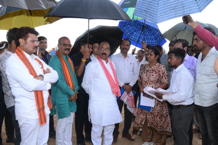 दुगनपाल में घर-घर जाकर देखी जल की आपूर्ति पिछले पांच महीनों से गांव के हर घर में नल से आ रहा जल