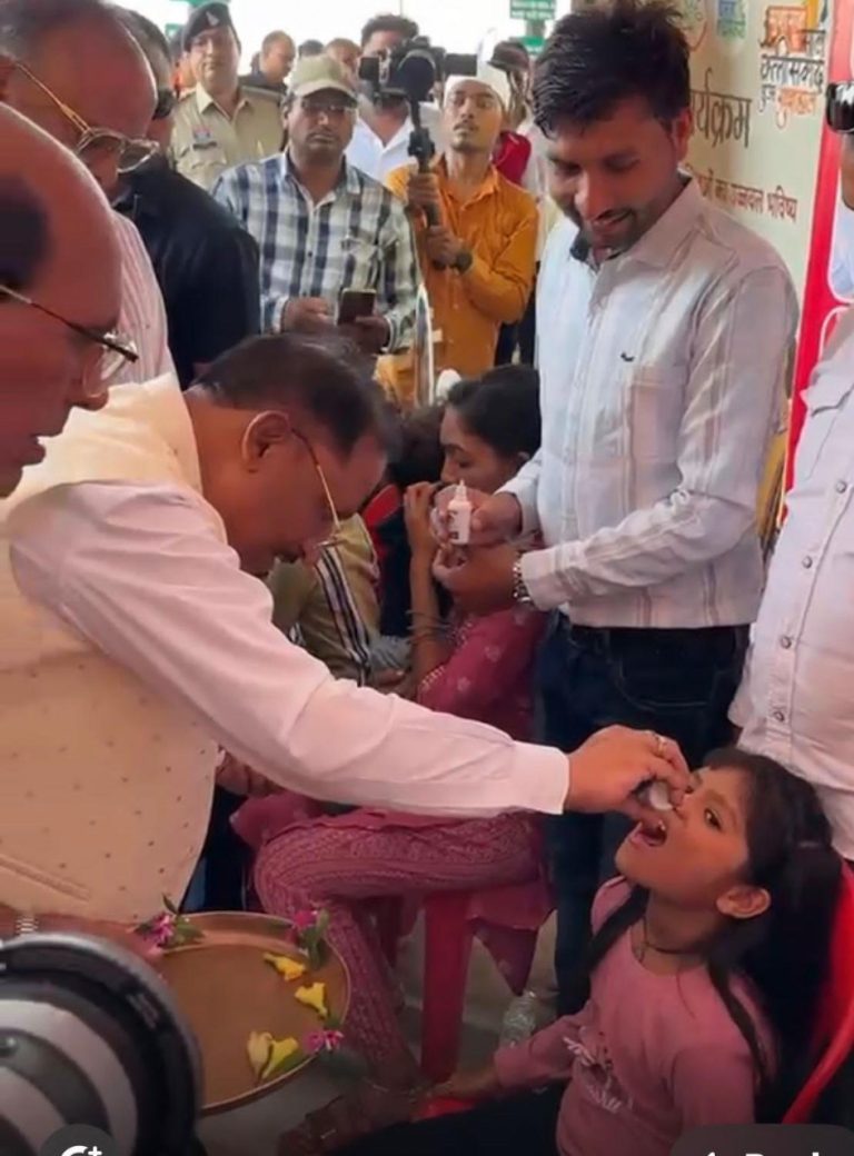 चंद्रनाहू कुर्मी-क्षत्रिय समाज के केंद्रीय अधिवेशन में मुख्यमंत्री ने बच्चों को कराया स्वर्णप्राशन