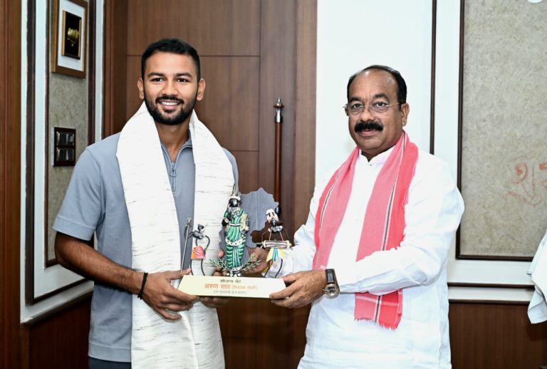 डिप्टी सीएम साव से क्रिकेटर आयुष पाण्डेय ने की सौजन्य भेंट: छत्तीसगढ़ के उभरते क्रिकेटर आयुष को श्रीलंका दौरे के लिए इंडिया-ए टीम में मिली है जगह