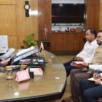 राज्यपाल डेका से रायपुर वन मंडल के डीएफओ लोकनाथ पटेल ने कि मुलाकात 
