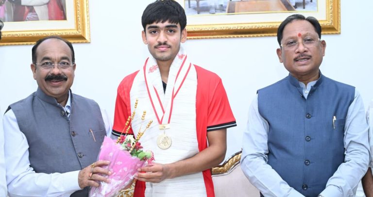 अंडर-18 एशिया कप विजेता हॉकी खिलाड़ी अवि मानिकपुरी ने सीएम साय से की सौजन्य भेंट