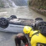 रुद्रप्रयाग में नदी किनारे 50 मीटर गहरी खाई में गिरी केदारनाथ जा रही कार, बाल-बाल बचे 5 श्रद्धालु