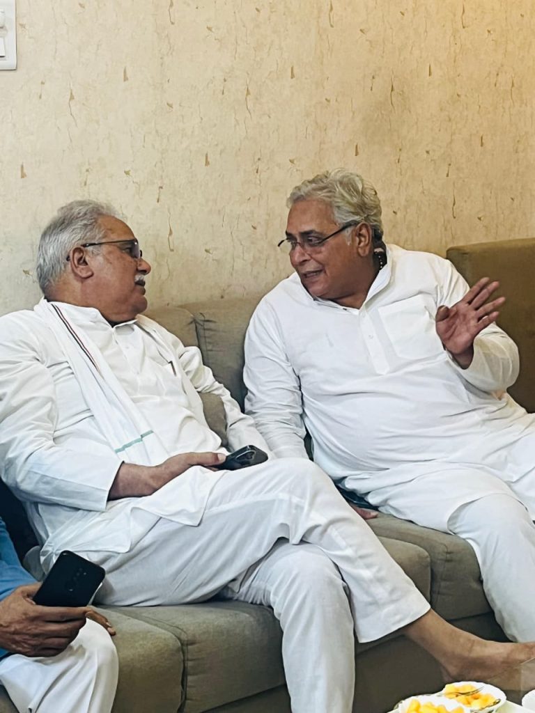 दुर्ग में वोरा निवास पहुँचे पूर्व सीएम भूपेश बघेल, अरुण वोरा संग हुई आत्मीय चर्चा
