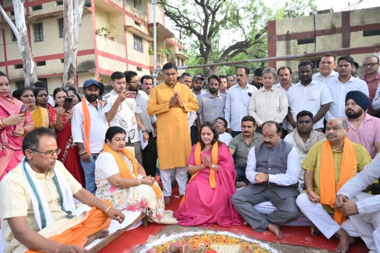 चार वार्डों में 2 किमी राइजिंग मेन पाइपलाइन और 25 किमी डिस्ट्रीब्यूशन लाइन भी बिछाई जाएगी