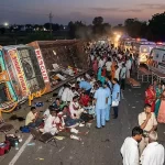 शादी की खुशियां मातम में बदलीं: खंडवा में बारातियों का ट्रक पलटा, 100+ घायल