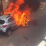 रफ़्तार से दौड़ती कार से कूड़े दो तीन लोग, दुर्ग में चर्चा का विषय