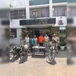 पुलिस की बड़ी कामयाबी, दो शातिर चोर गिरफ्तार, चोरी की बाइक और सामान बरामद