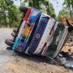 आलू से भरा ट्रक मोड़ पर पलटा, चालक बाल-बाल बचा