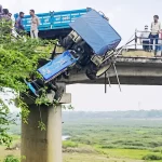 त्रिवेणी पुल पर बड़ा हादसा टला, रेलिंग तोड़कर पुल से लटका ट्रैक्टर