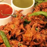 प्याज के पकौड़े बनाते समय न करें ये गलती, वरना अंदर रह जाएगा कच्चा बेसन
