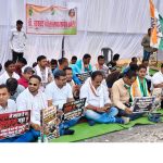 भाठागांव के मेन रोड़ की समस्या को लेकर ब्लॉक कांग्रेस के बैनर तले एक दिवसीय धरना प्रदर्शन का किया गया आयोजन