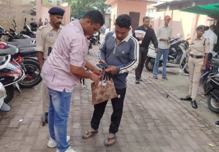 न्यायालय परिसर में पुलिस की सघन चेकिंग, 4 संदिग्धों पर कार्रवाई