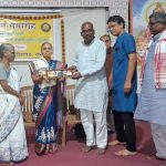 वनवासी कल्याण आश्रम ने पद्मश्री सम्मान से विभूषित बुधरी ताती और गोडबोले दंपति को किया गया सम्मानित