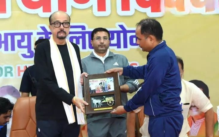 योग को बनाएं दैनिक जीवन का हिस्सा, स्वस्थ और संतुलित समाज की नींव है योग : राज्यपाल  रमेन डेका – अमृत संदेश