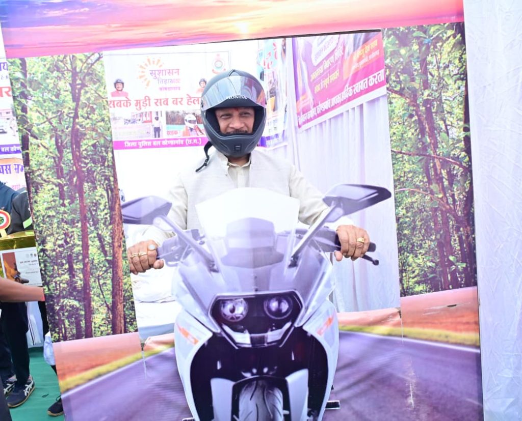 मुख्यमंत्री ने हेलमेट पहनकर दिया सड़क सुरक्षा का संदेश, ‘उन्नयन’ पुस्तिका का किया विमोचन