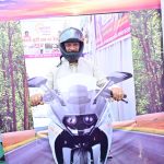 मुख्यमंत्री ने हेलमेट पहनकर दिया सड़क सुरक्षा का संदेश, ‘उन्नयन’ पुस्तिका का किया विमोचन