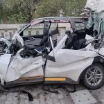 आगरा-लखनऊ एक्सप्रेसवे पर काल बनी नींद की झपकी: कंटेनर में घुसी तेज रफ्तार कार, गाड़ी काटकर निकाले 3 शव