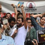 जंतर-मंतर पर ‘कॉकरोच’ बनकर उतरे युवा, केजरीवाल बोले- ‘यह आंदोलन देश के युवाओं के गुस्से का इजहार है’