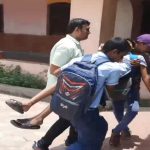 गर्मी का कहर स्कूल के पहले दिन प्रार्थना के दौरान बच्चा हुआ बेहोश