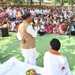 आम की छांव में मुख्यमंत्री की चौपाल खाट पर बैठे, ग्रामीणों की सुनी बात मौके पर दिए समाधान