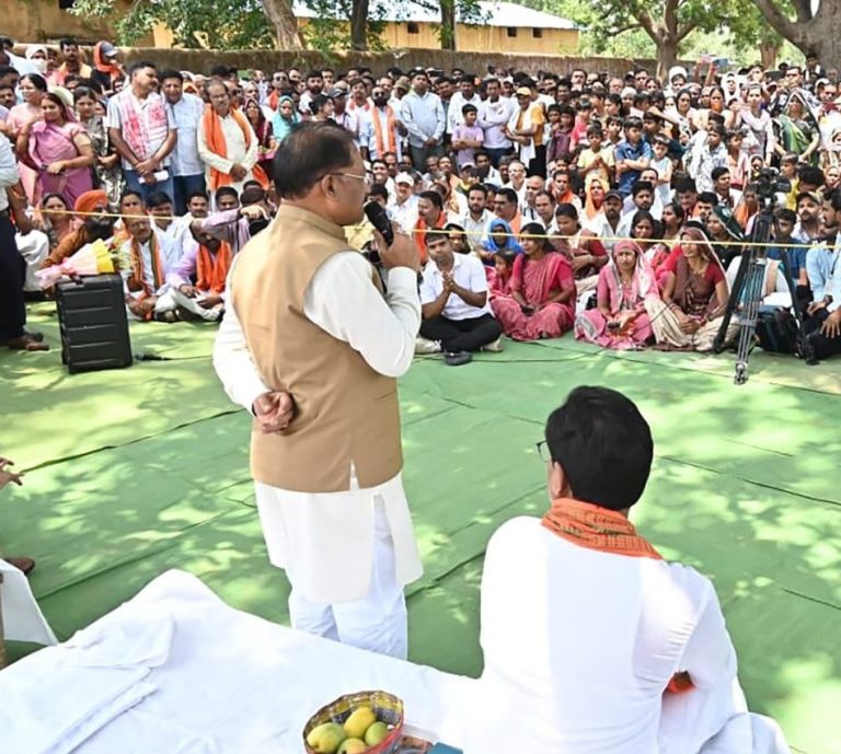 आम की छांव में मुख्यमंत्री की चौपाल खाट पर बैठे, ग्रामीणों की सुनी बात, मौके पर दिए समाधान