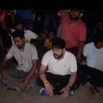 आधी रात किसानों का फूटा गुस्सा! डीजल संकट से ठप हुई खेती, एनएच-30 पर जाम लगाकर किया प्रदर्शन