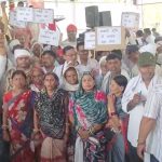 सुशासन तिहार में फूटा जनता का गुस्सा: पानी के लिए मटकी फोड़ी, अवैध रेत-शराब कारोबार पर कार्रवाई की मांग