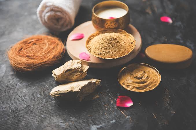 आयुर्वेदिक स्किन केयर के सदियों पुराने राज, जो आज भी बढ़ाते हैं त्वचा की प्राकृतिक चमक
