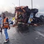 एक्सप्रेसवे पर बड़ा हादसा, कंटेनर पलटने से दो लोगों की मौत