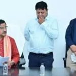 बिलासपुर: बिजली गुल की शिकायत पर केंद्रीय राज्य मंत्री तोखन साहू ने अधिकारियों को लगाई फटकार