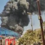 उरला की डामर फैक्ट्री में लगी भीषण आग, आसमान में छाया काले धुएं का गुबार