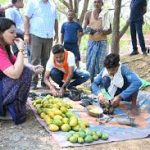 विधायक भावना बोहरा ने सड़क किनारे बिक रही देशी आम और जामुन खरीदी