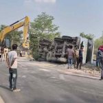 रफ्तार का कहर: राखड़ से भरा ट्रक अनियंत्रित होकर पलटा, हाईवे पर लगा किलोमीटर लंबा जाम