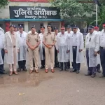 एसपी की पहल, 130 से अधिक जवानों को पारदर्शी रेनकोट वितरित
