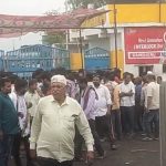 धरसींवा की नूतन इस्पात फैक्ट्री में करंट से मजदूर की मौत, दो घायल; मुआवजे की मांग को लेकर गेट पर धरने पर बैठे परिजन