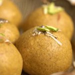 पसंदीदा मिठाइयों में से एक , बेसन के लड्डू बनाने की आसान विधि