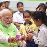 मोदी ने अपने आवास पर स्कूली छात्राओं के साथ मनाया रक्षा बंधन