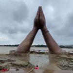 वाराणसी : गंगा का जलस्तर चेतावनी निशान से नीचे, घाटों पर गाद हटाने की कवायद तेज़, नमो घाट पर होने वाले एयर शो को लेकर नगर निगम मुस्तैद