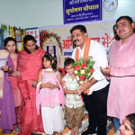 फूल लेकर आए नन्हे कदम, उप मुख्यमंत्री ने बच्चों को गोद में उठाया, बच्चों की मासूमियत ने जीता दिल
