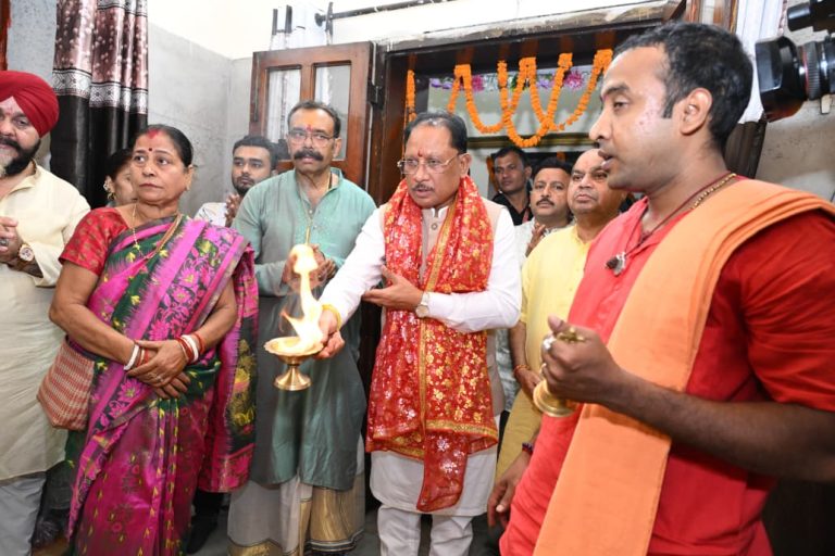 मुख्यमंत्री विष्णु देव साय ने मां काली और मां दुर्गा की पूजा-अर्चना कर प्रदेश की सुख-समृद्धि की कामना की