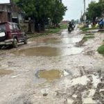 चांदो रोड पर घरों का पानी सड़क पर बहने से सड़क खराब, नाली निर्माण का भी विरोध